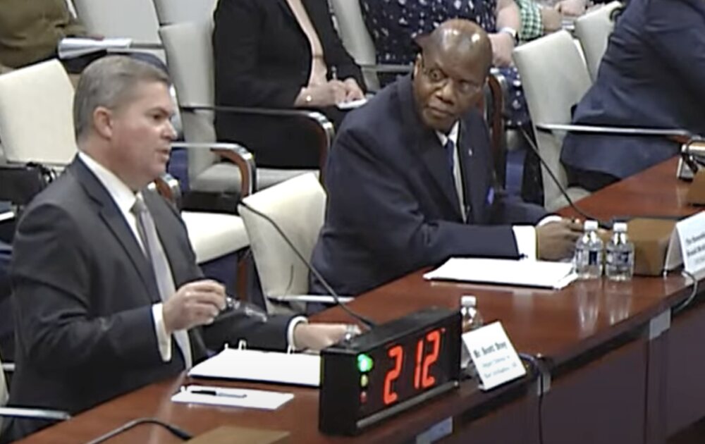 Scott Bray e Ronald Moultrie depõem na Câmara